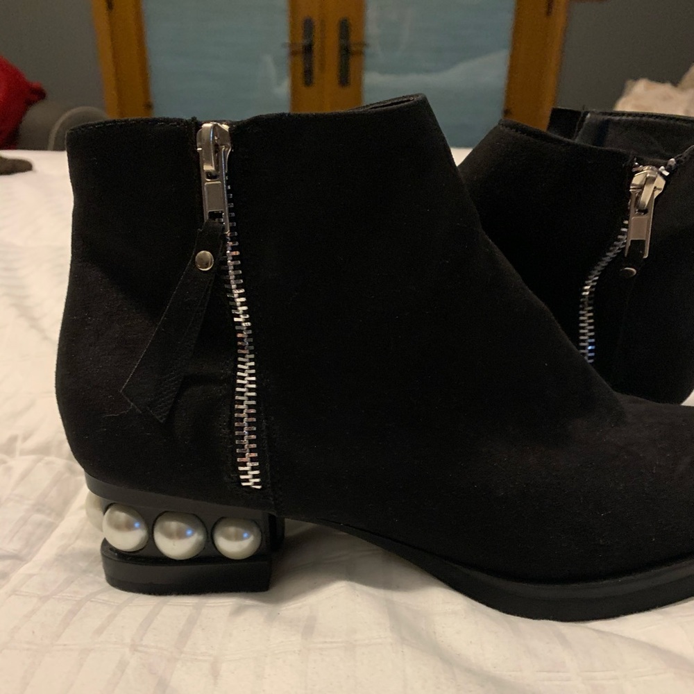 Booties with large pearls n in heals